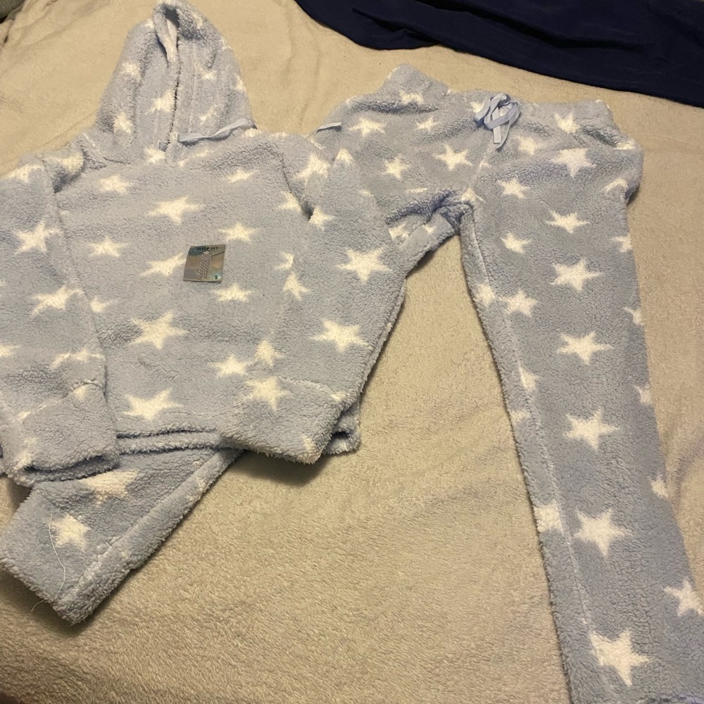 Cozy sleep set in new condition perfect for a gift